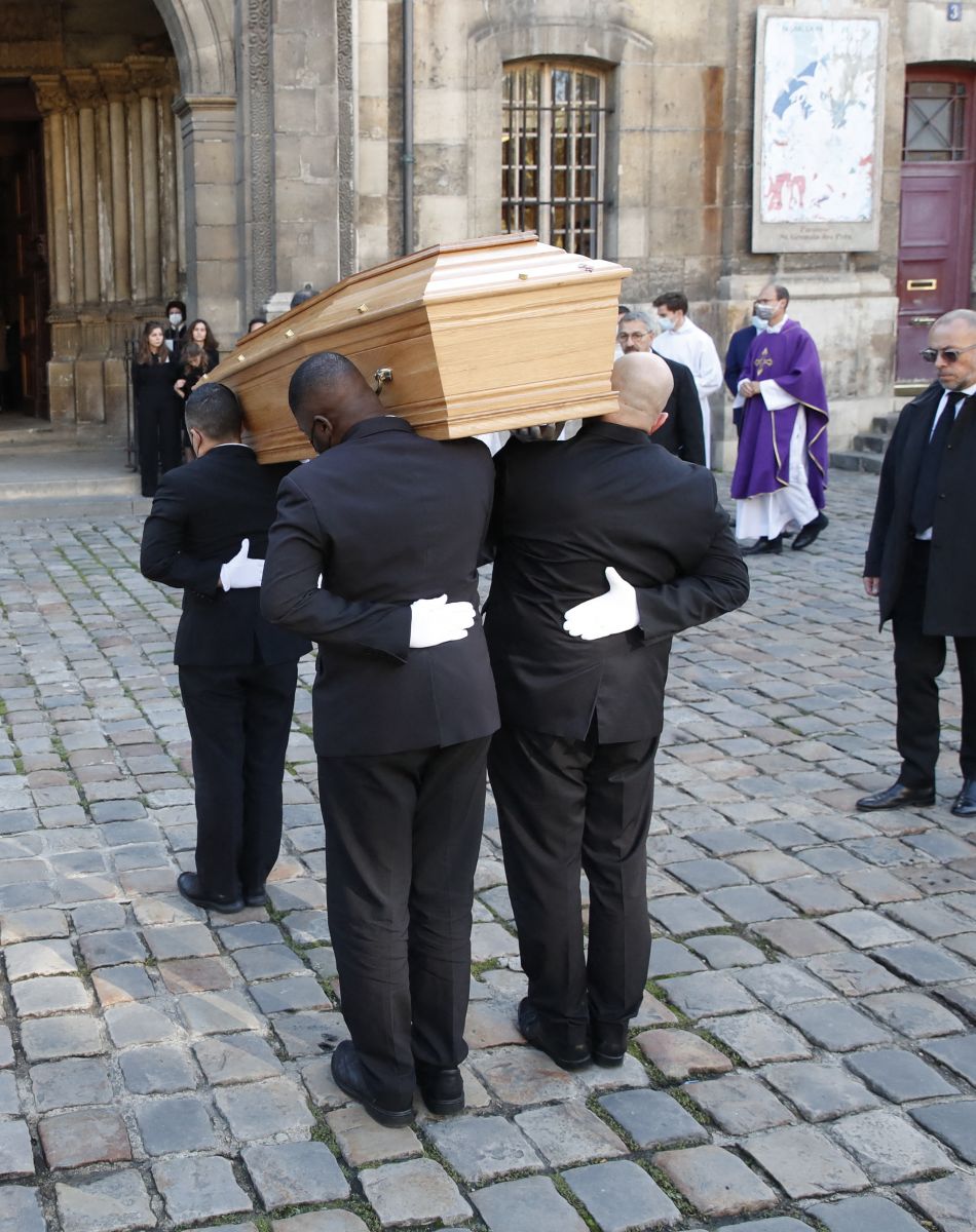 Illustration - Arrivées à la messe funéraire en hommage à Bernard Tapie en l'église Saint-Germain-des-Prés à Paris. Le 6 octobre 2021 © Jacovides-Moreau / Bestimage