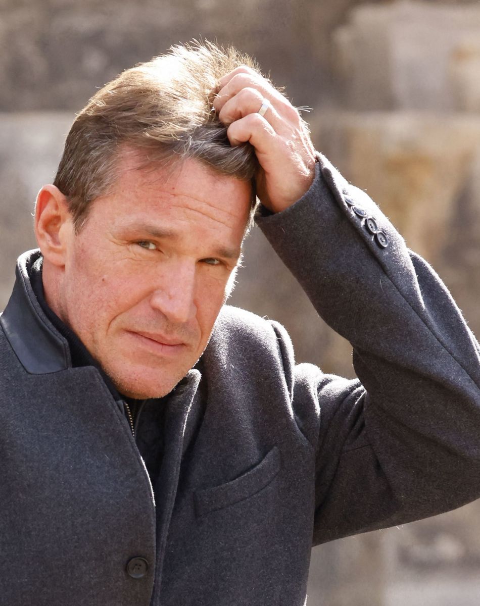 Benjamin Castaldi - Sorties de la messe funéraire en hommage à Bernard Tapie en l'église Saint-Germain-des-Prés à Paris. Le 6 octobre 2021 © Jacovides-Moreau / Bestimage