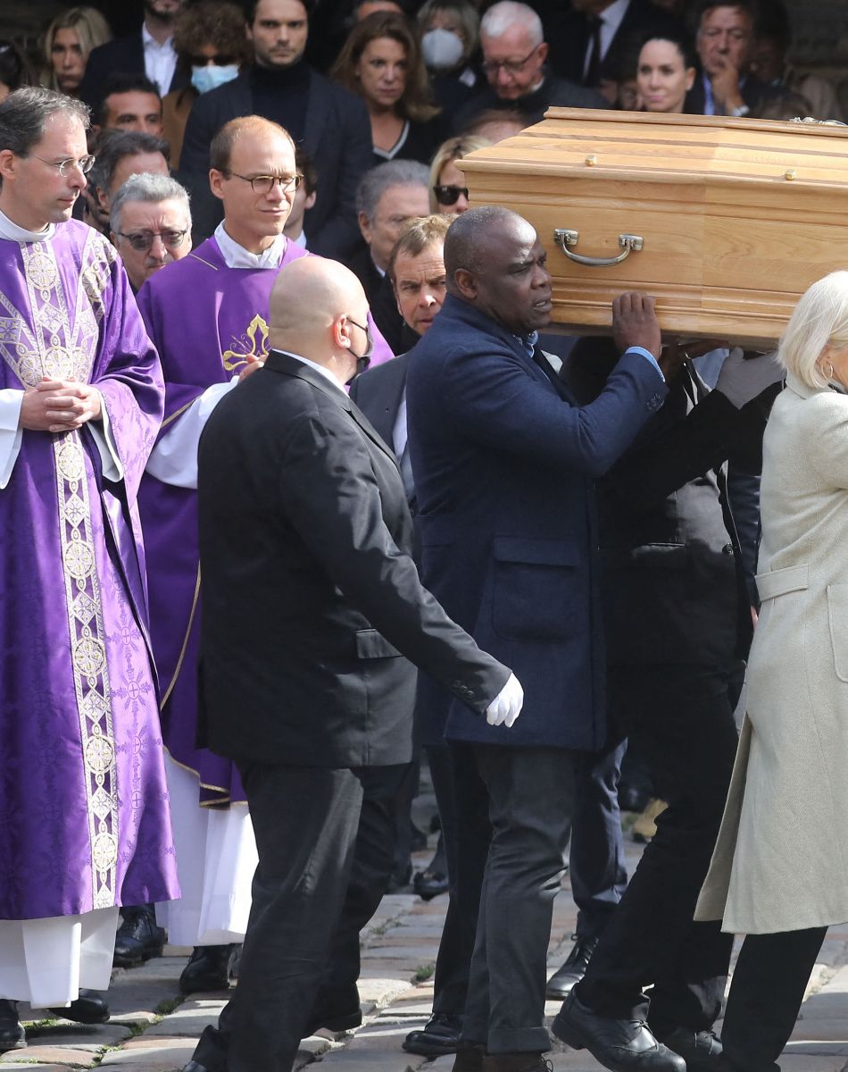 Basile Boli, Noelle Bellone, Stéphane Tapie (Fils du défunt), Jean-Pierre Papin - Sorties de la messe funéraire en hommage à Bernard Tapie en l'église Saint-Germain-des-Prés à Paris. Le 6 octobre 2021 © Jacovides-Moreau / Bestimage