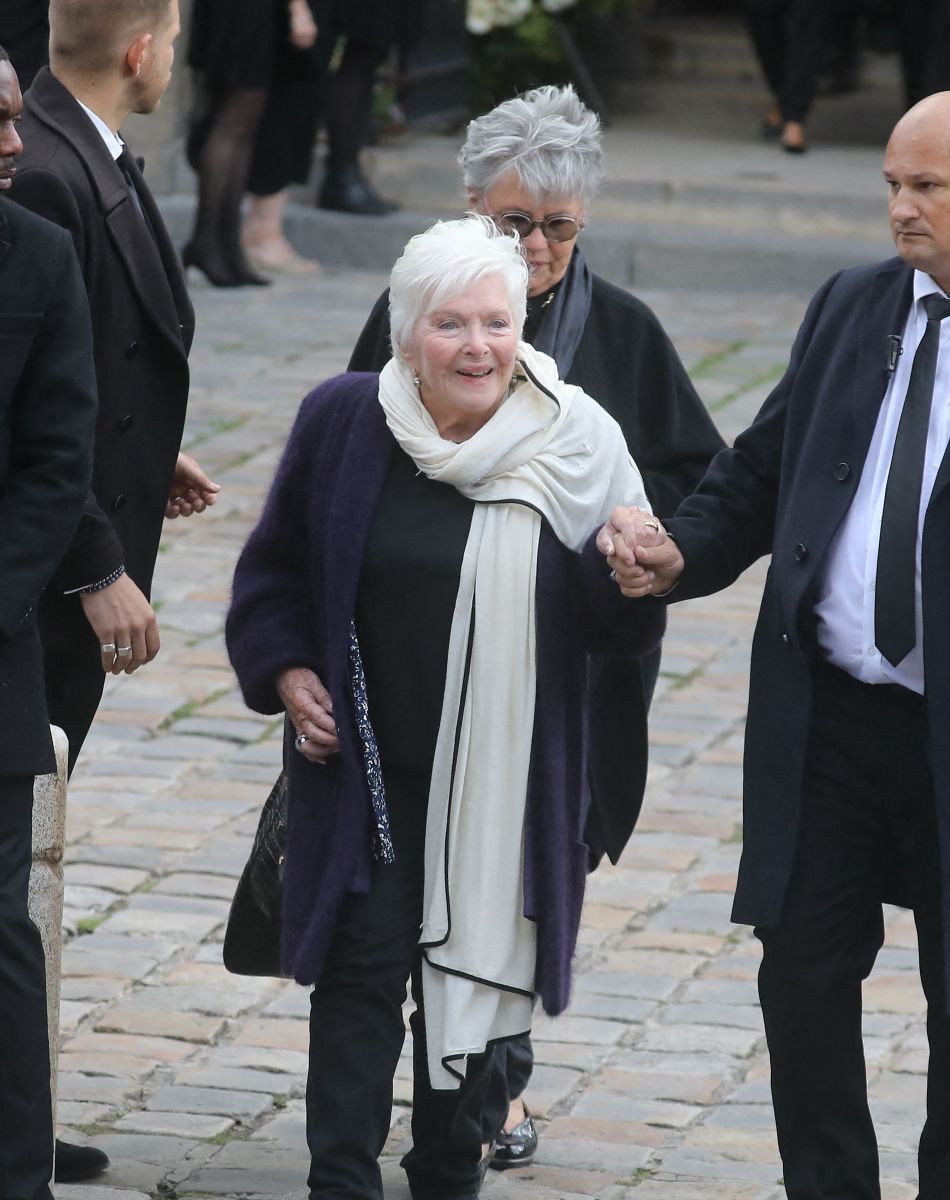 Line Renaud - Sorties de la messe funéraire en hommage à Bernard Tapie en l'église Saint-Germain-des-Prés à Paris. Le 6 octobre 2021 © Jacovides-Moreau / Bestimage