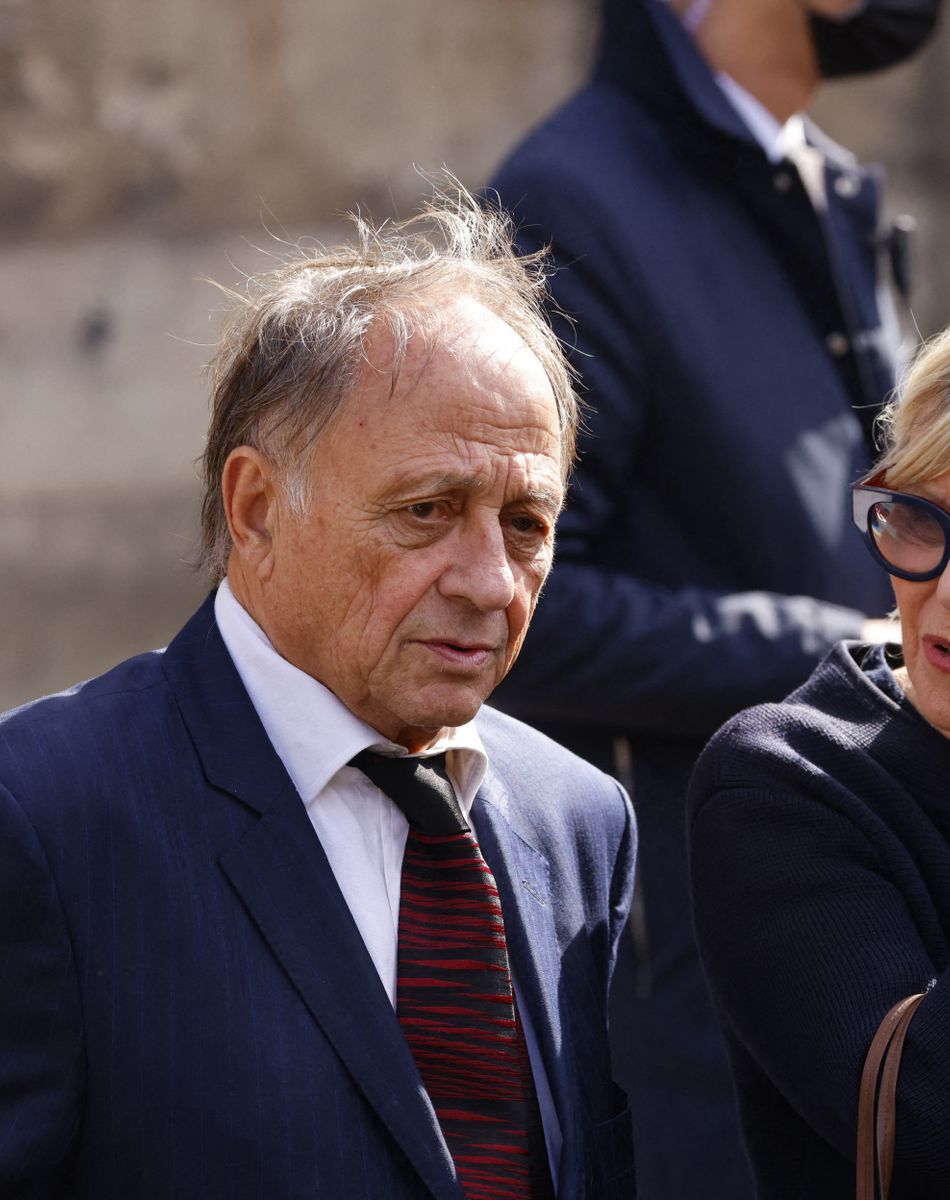 Chantal Ladesou et son mari Michel Ansault - Sorties de la messe funéraire en hommage à Bernard Tapie en l'église Saint-Germain-des-Prés à Paris. Le 6 octobre 2021 © Jacovides-Moreau / Bestimage