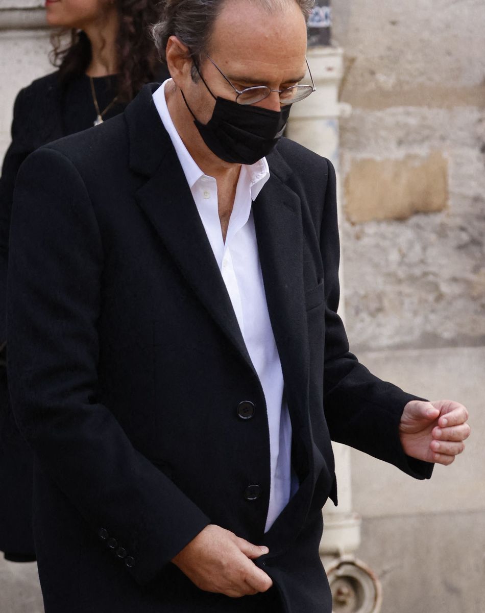 Xavier Niel - Sorties de la messe funéraire en hommage à Bernard Tapie en l'église Saint-Germain-des-Prés à Paris. Le 6 octobre 2021 © Jacovides-Moreau / Bestimage
