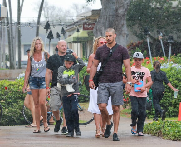 Britney Spears se promène sous la pluie avec ses fils Sean Preston et Jayden, en vacances à Hawaii. Le 7 août 2016.