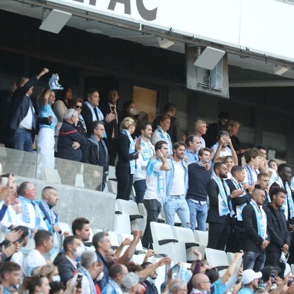 Renaud Muselier, Sophie Tapie, Dominique Tapie, Laurent Tapie, Jean-Mathieu Marinetti, Nathalie Michaux-Tapie et Marie-Laure Tapie et les joueurs marseillais de cette saison - Cérémonie d'hommage à Bernard Tapie au stade Vélodrome à Marseille, France, le 7 octobre 2021. © Jacovides-Santini/Bestimage