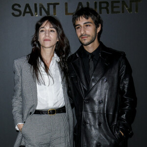 Charlotte Gainsbourg et son fils Ben Attal - Photocall du défilé Saint Laurent collection Printemps-Eté 2022 lors de la fashion week à Paris, le 28 septembre 2021. © Olivier Borde/Bestimage