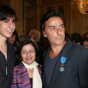 Yvan Attal, son fils Ben et sa mère - Yvan Attal reçoit les insignes de Chevalier de l'ordre national du Mérite au ministere de la culture à Paris. Le 19 juin 2013.
