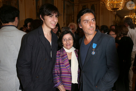 Yvan Attal, son fils Ben et sa mère - Yvan Attal reçoit les insignes de Chevalier de l'ordre national du Mérite au ministere de la culture à Paris. Le 19 juin 2013.