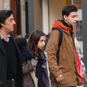 Yvan Attal, sa mère, sa fille Alice et son fils Ben - Obsèques de Kate Barry en l'église Saint-Roch à Paris. Le 19 décembre 2013.
