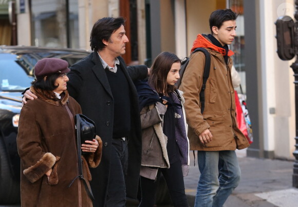 Yvan Attal, sa mère, sa fille Alice et son fils Ben - Obsèques de Kate Barry en l'église Saint-Roch à Paris. Le 19 décembre 2013.