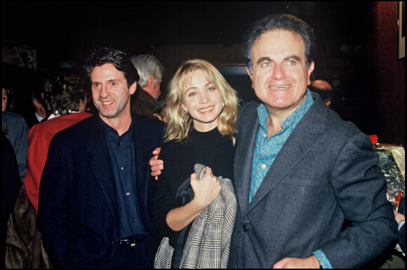 Archives - Daniel Auteuil, Emmanuelle Béart et son père Guy Béart à l'Olympia en 1987.