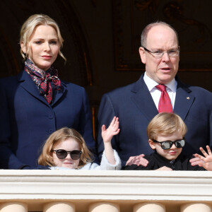 Le prince Albert II de Monaco, sa femme la princesse Charlène et leurs enfants le prince héréditaire Jacques et la princesse Gabriella ont assité depuis un balcon du Palais à la traditionnelle procession durant la célébration de la Sainte Dévote, Sainte patronne de Monaco, à Monaco le 27 janvier 2020. C'est le dernier office religieux en Principauté pour Monseigneur Barsi. © Bruno Bebert / Bestimage 