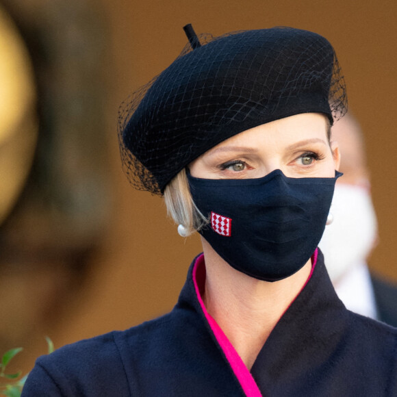 La princesse Charlène de Monaco - La famille princière assiste à une cérémonie de remise de médaille dans la cours du Palais de Monaco lors de la Fête Nationale 2020 de la principauté de Monaco le 19 novembre 2020. © David Nivière / Pool / Bestimage 