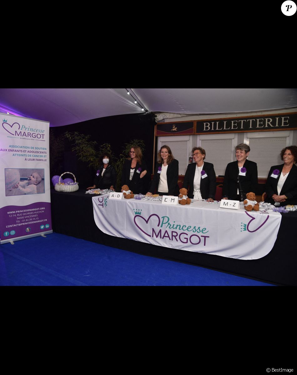 Exclusif - Les bénévoles de l'association à la soirée de gala de l'association Princesse Margot au Folies Gruss à Paris le 11 octobre 2021.