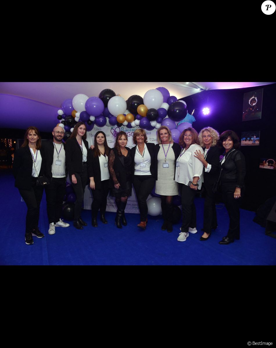 Exclusif - Muriel Hattab avec des bénévoles de l'association à la soirée de gala de l'association Princesse Margot au Folies Gruss à Paris le 11 octobre 2021.
