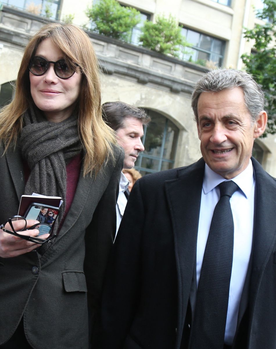 L'ancien président Nicolas Sarkozy et sa femme Carla Bruni-Sarkozy votent pour le second tour des élections présidentielles au lycée La Fontaine à Paris le 7 mai 2017.
