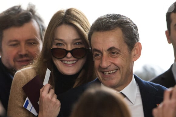 Nicolas Sarkozy et sa femme Carla Bruni-Sarkozy vont voter au lycée Jean de la Fontaine dans le 16ème à Paris pour le 2ème tour des élections régionales le 13 décembre 2015.