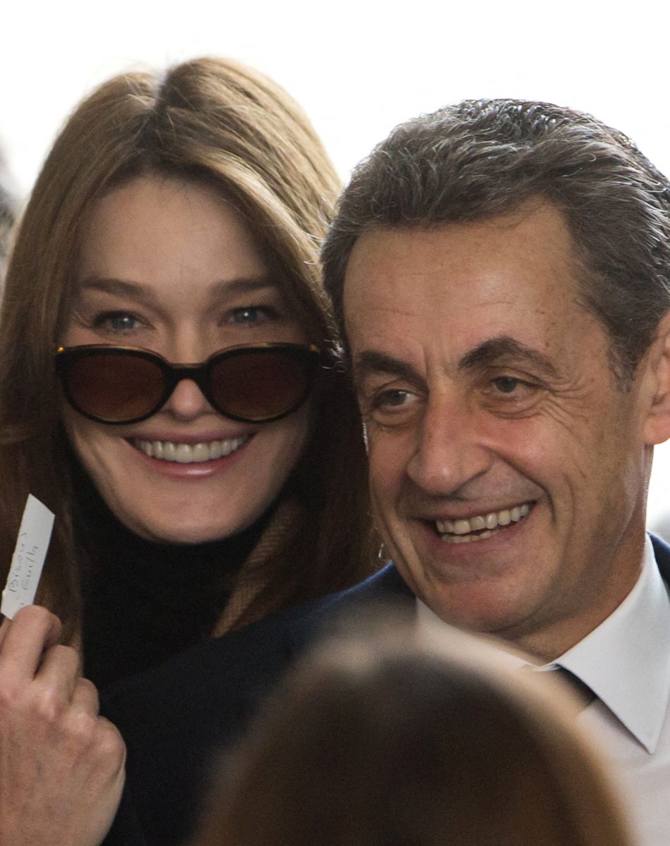 Nicolas Sarkozy et sa femme Carla Bruni-Sarkozy vont voter au lycée Jean de la Fontaine dans le 16ème à Paris pour le 2ème tour des élections régionales le 13 décembre 2015.