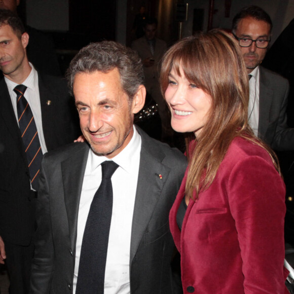 Carla Bruni-Sarkozy quitte le théâtre Bradesco aux côtés de son mari Nicolas Sarkozy à l'issue de son concert à Sao Paulo au Brésil le 26 aout 2015.