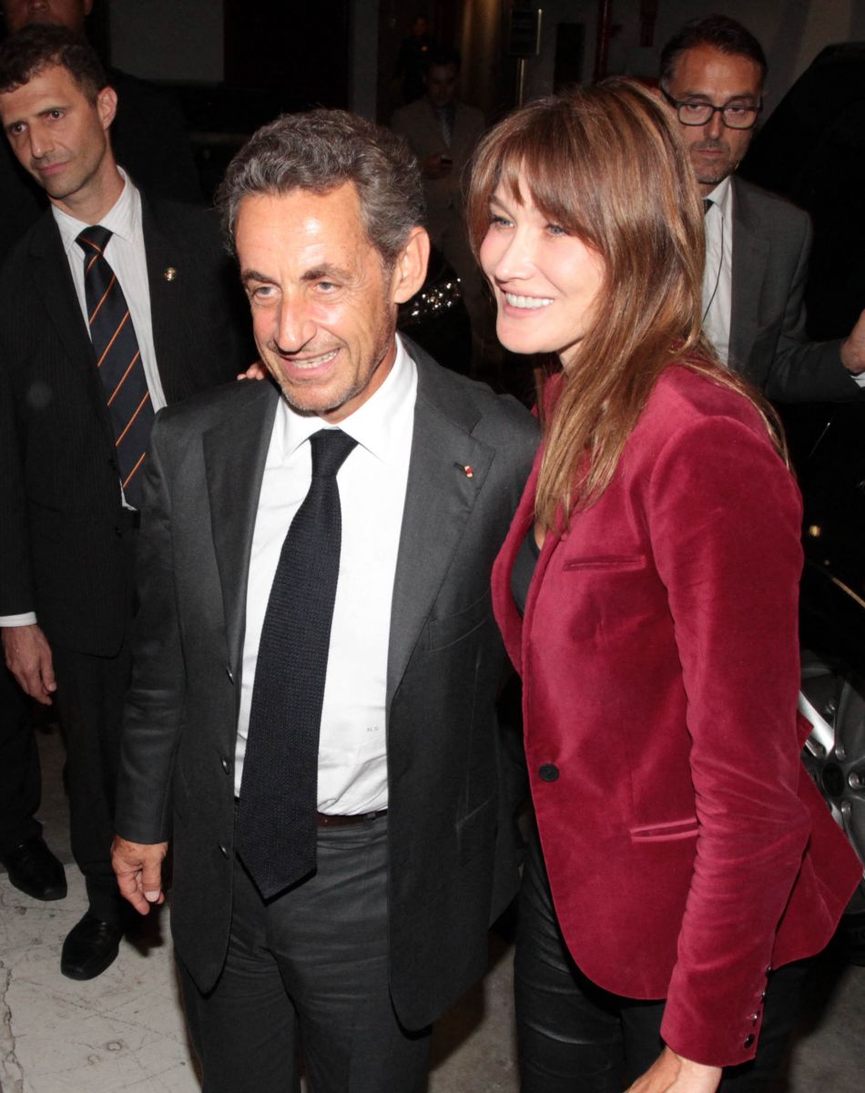 Carla Bruni-Sarkozy quitte le théâtre Bradesco aux côtés de son mari Nicolas Sarkozy à l'issue de son concert à Sao Paulo au Brésil le 26 aout 2015.