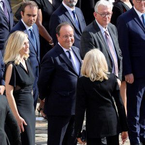 François Hollande, sa compagne Julie Gayet et la Première Dame Brigitte Macron lors de la cérémonie d'hommage national à Jean-Paul Belmondo à l'Hôtel des Invalides à Paris