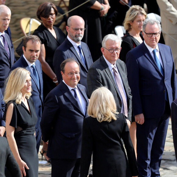 François Hollande, sa compagne Julie Gayet et la Première Dame Brigitte Macron lors de la cérémonie d'hommage national à Jean-Paul Belmondo à l'Hôtel des Invalides à Paris