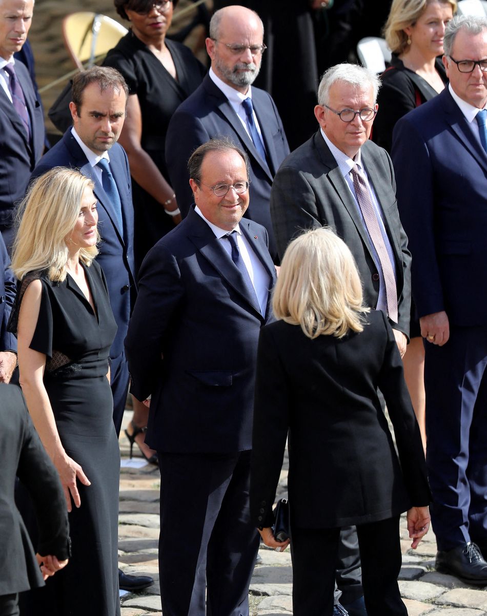 François Hollande, sa compagne Julie Gayet et la Première Dame Brigitte Macron lors de la cérémonie d'hommage national à Jean-Paul Belmondo à l'Hôtel des Invalides à Paris