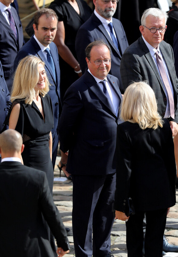 François Hollande, sa compagne Julie Gayet et la Première Dame Brigitte Macron lors de la cérémonie d'hommage national à Jean-Paul Belmondo à l'Hôtel des Invalides à Paris, France, le 9 septembre 2021.