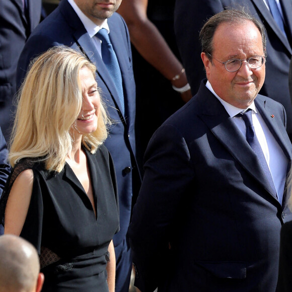 François Hollande, sa compagne Julie Gayet et la Première Dame Brigitte Macron lors de la cérémonie d'hommage national à Jean-Paul Belmondo à l'Hôtel des Invalides à Paris, France, le 9 septembre 2021.