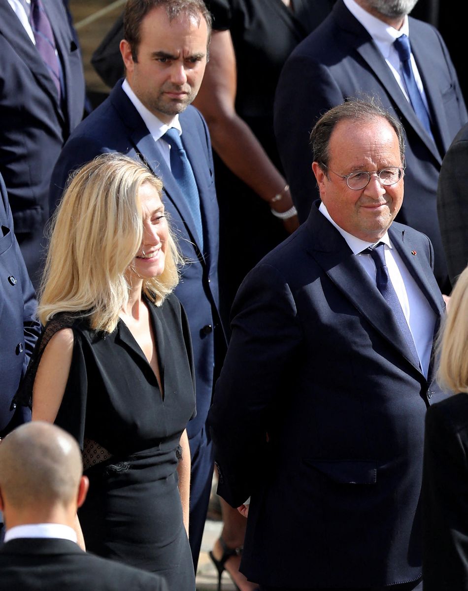 François Hollande, sa compagne Julie Gayet et la Première Dame Brigitte Macron lors de la cérémonie d'hommage national à Jean-Paul Belmondo à l'Hôtel des Invalides à Paris, France, le 9 septembre 2021.