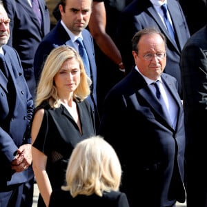 François Hollande, sa compagne Julie Gayet et la Première Dame Brigitte Macron lors de la cérémonie d'hommage national à Jean-Paul Belmondo à l'Hôtel des Invalides à Paris, France, le 9 septembre 2021.