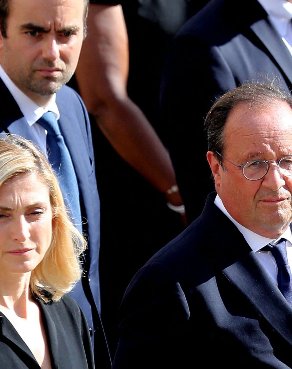 François Hollande, sa compagne Julie Gayet et la Première Dame Brigitte Macron lors de la cérémonie d'hommage national à Jean-Paul Belmondo à l'Hôtel des Invalides à Paris, France, le 9 septembre 2021.