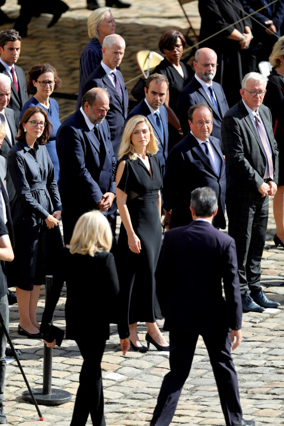 Eric Dupond-Moretti, Sébastien Lecornu,Jean-Michel Blanquer, François Hollande, sa compagne Julie Gayet et la Première Dame Brigitte Macron lors de la cérémonie d'hommage national à Jean-Paul Belmondo à l'Hôtel des Invalides à Paris, France, le 9 septembre 2021.