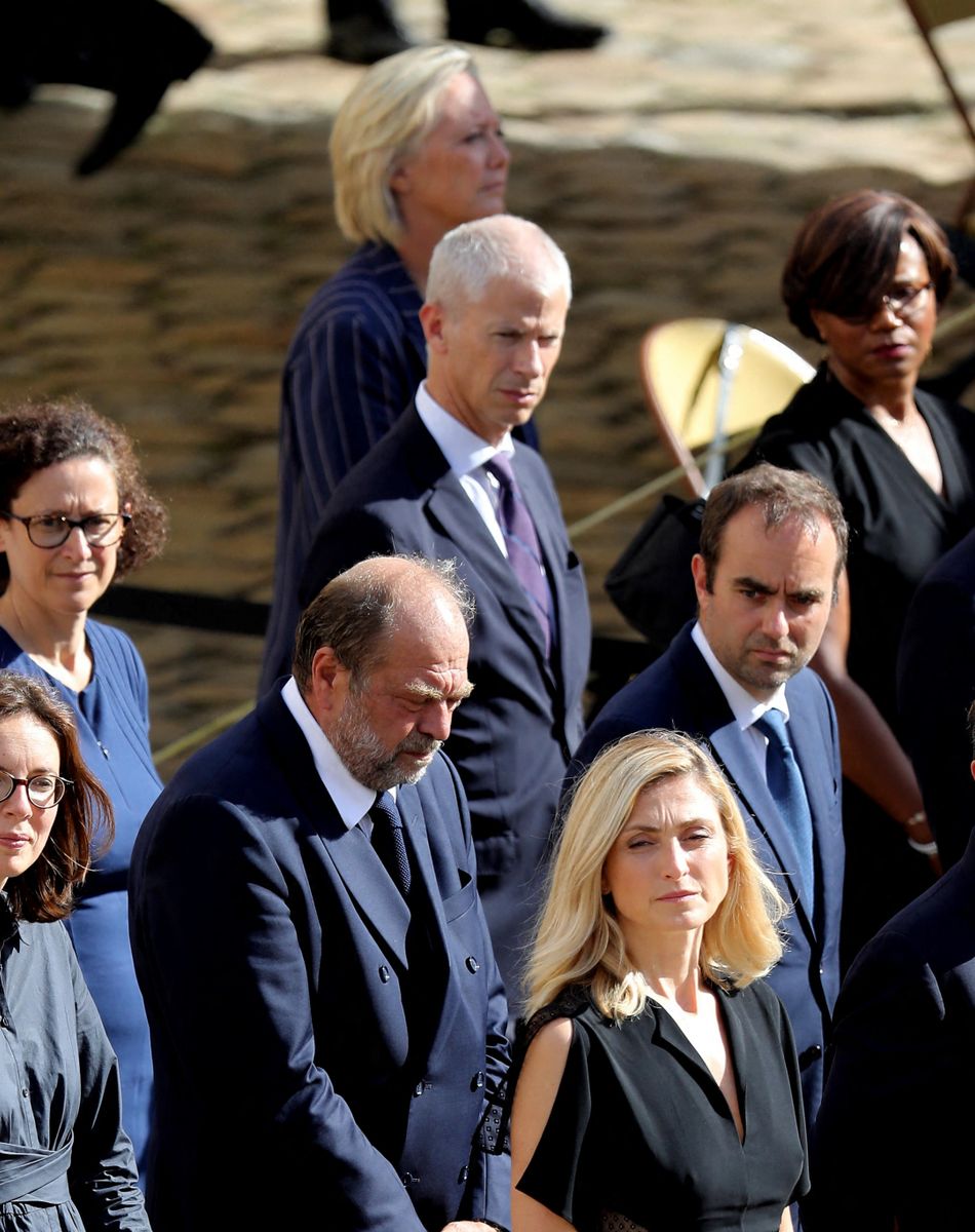 Eric Dupond-Moretti, Sébastien Lecornu,Jean-Michel Blanquer, François Hollande, sa compagne Julie Gayet et la Première Dame Brigitte Macron lors de la cérémonie d'hommage national à Jean-Paul Belmondo à l'Hôtel des Invalides à Paris, France, le 9 septembre 2021.