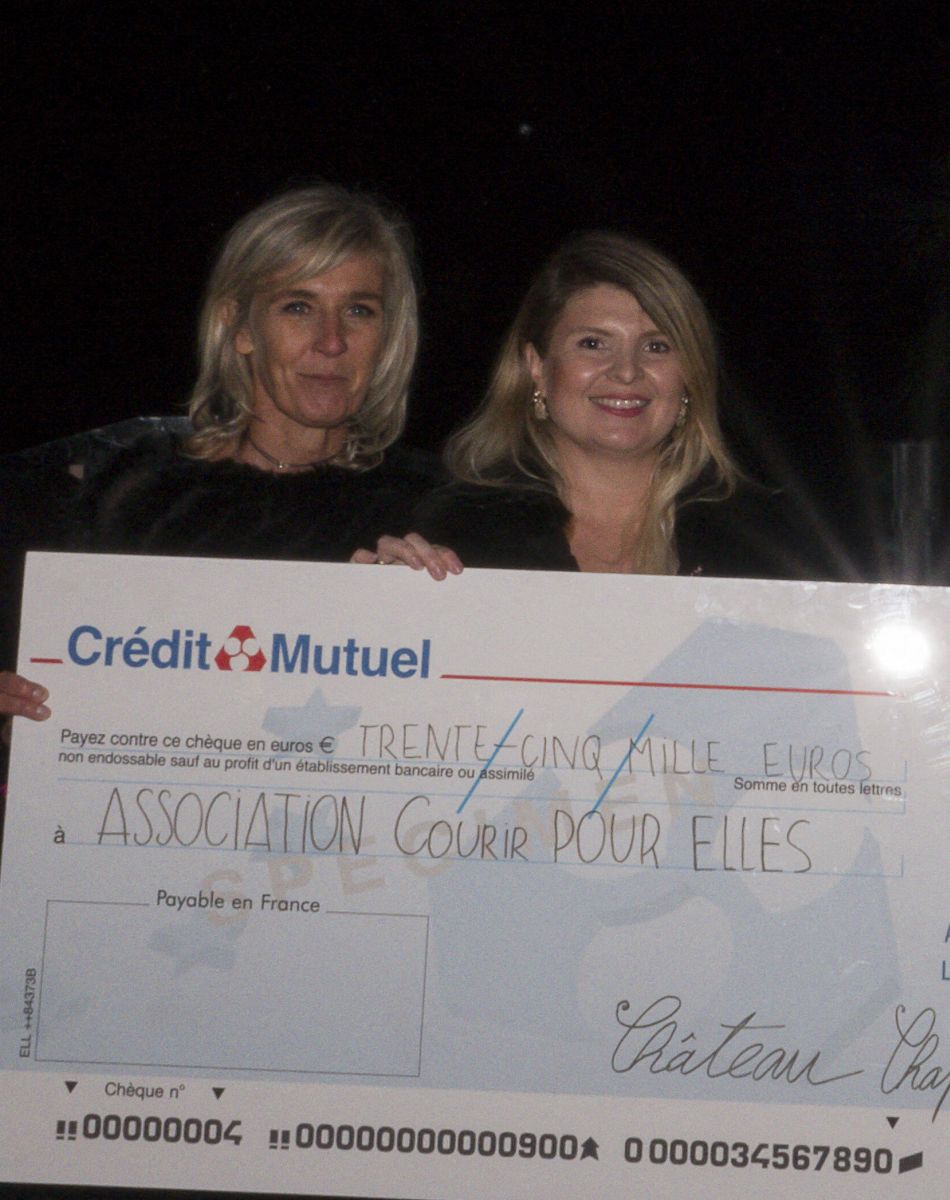 Exclusif - Sophie Moreau (présidente courir pour elles), Camille Regnier (directrice Chapeau Cornu) et Julie Gayet actrice avec le chèque de 35000 euros récoltés lors de la soirée de gala au profit de la lutte contre le cancer du sein organisée par l'association Courir pour elles au château de Chapeau Cornu, le 08 octobre 2021, à Vignieu dans l'Isère, France.