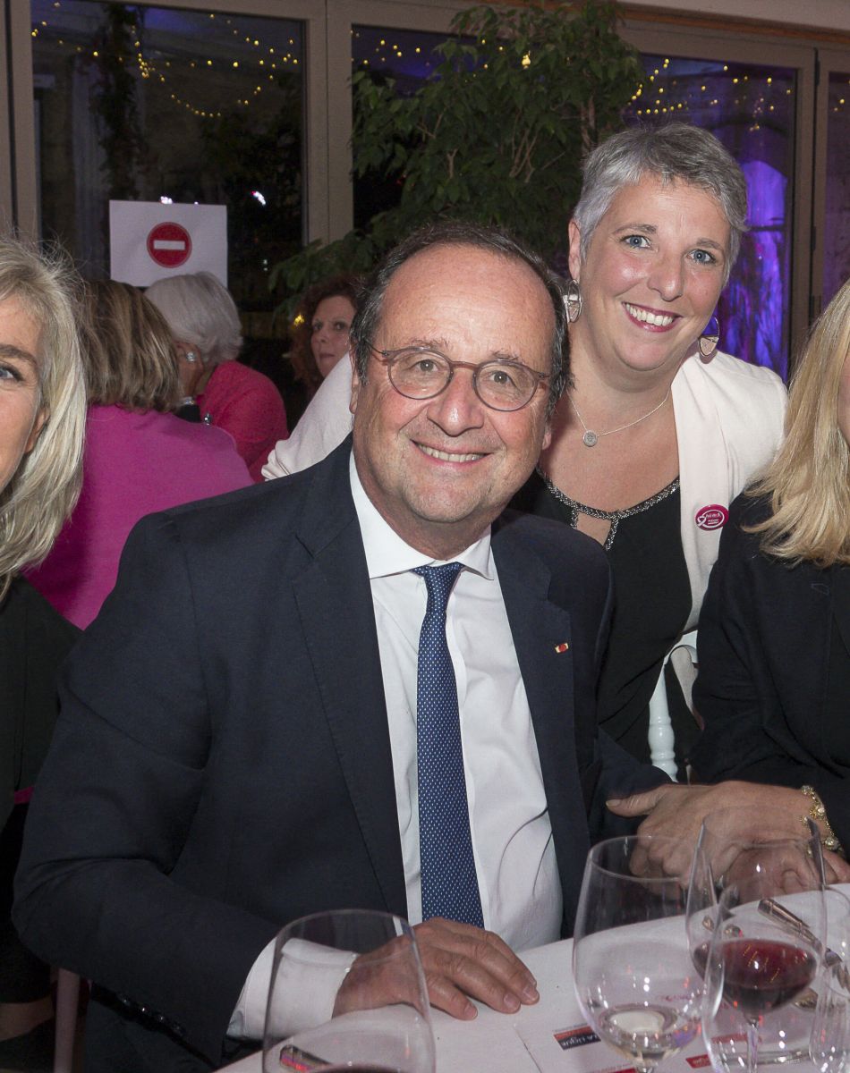 Exclusif - Sophie Moreau (Courir pour elles), François Hollande (ancien Président), Karine Gilles (rouler pour elles), Julie Gayet actrice et marraine de la soirée de gala au profit de la lutte contre le cancer du sein organisée par l'association Courir pour elles au château de Chapeau Cornu, le 08 octobre 2021, à Vignieu dans l'Isère, France.
