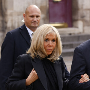 Brigitte Macron - Sorties de la messe funéraire en hommage à Bernard Tapie en l'église Saint-Germain-des-Prés à Paris. Le 6 octobre 2021