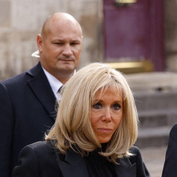 Brigitte Macron - Sorties de la messe funéraire en hommage à Bernard Tapie en l'église Saint-Germain-des-Prés à Paris. Le 6 octobre 2021