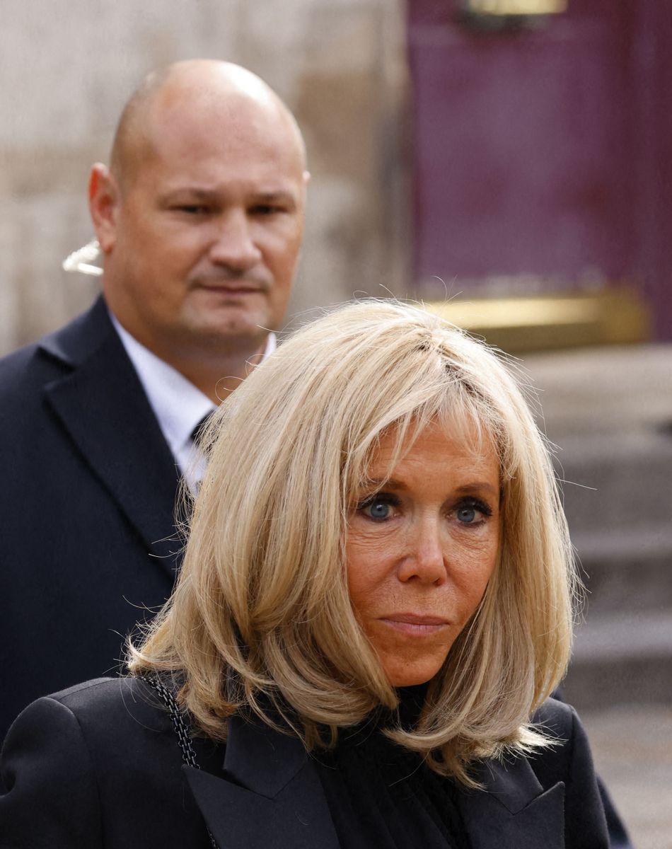 Brigitte Macron - Sorties de la messe funéraire en hommage à Bernard Tapie en l'église Saint-Germain-des-Prés à Paris. Le 6 octobre 2021