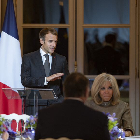 Emmanuel Macron, président de la République et sa femme Brigitte Macron lors du dîner de cloture de la saison Africa 2020 au palais de l'Elysée le 30 septembre 2021.