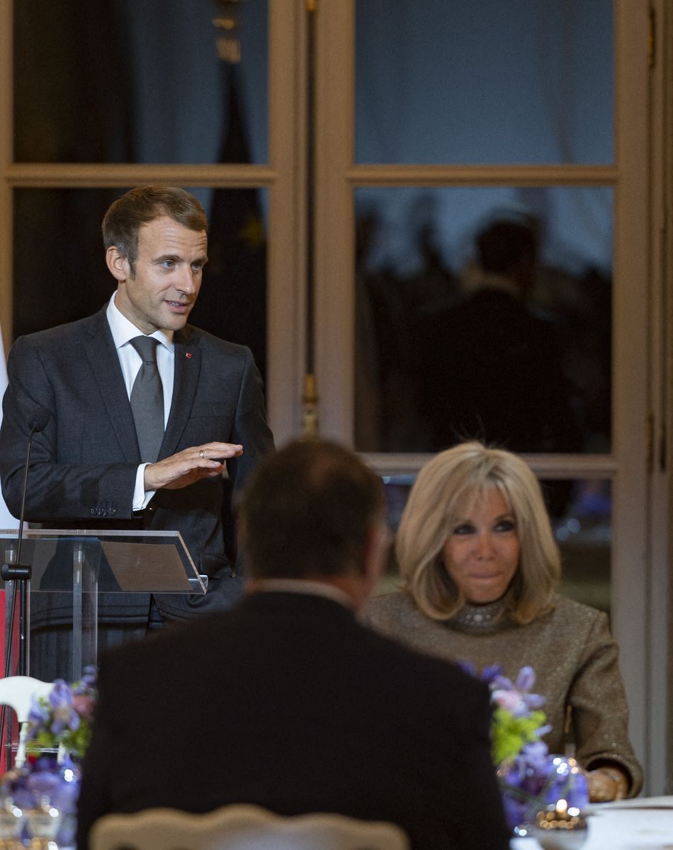 Emmanuel Macron, président de la République et sa femme Brigitte Macron lors du dîner de cloture de la saison Africa 2020 au palais de l'Elysée le 30 septembre 2021.