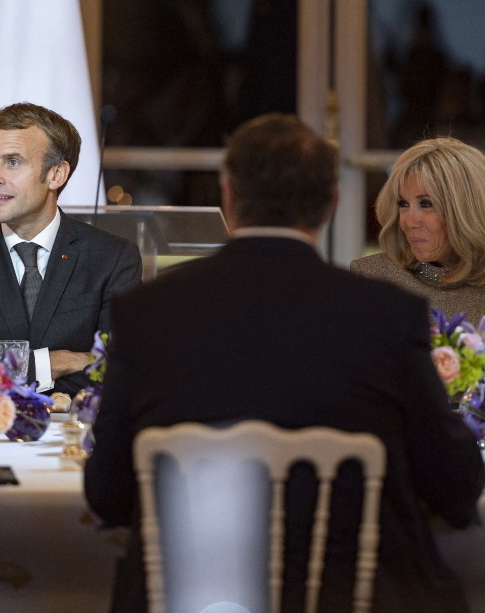Emmanuel Macron, président de la République et sa femme Brigitte Macron lors du dîner de cloture de la saison Africa 2020 au palais de l'Elysée le 30 septembre 2021.
