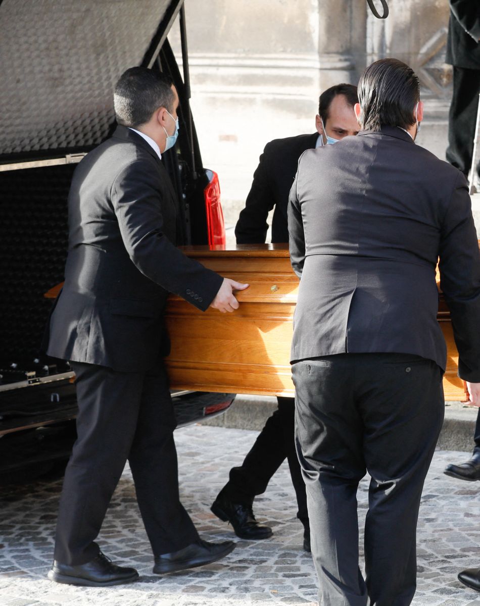 Illustration - Arrivées aux obsèques de Etienne Mougeotte en l'église Saint-François-Xavier à Paris. Le 13 octobre 2021 © Jacovides-Clovis / Bestimage