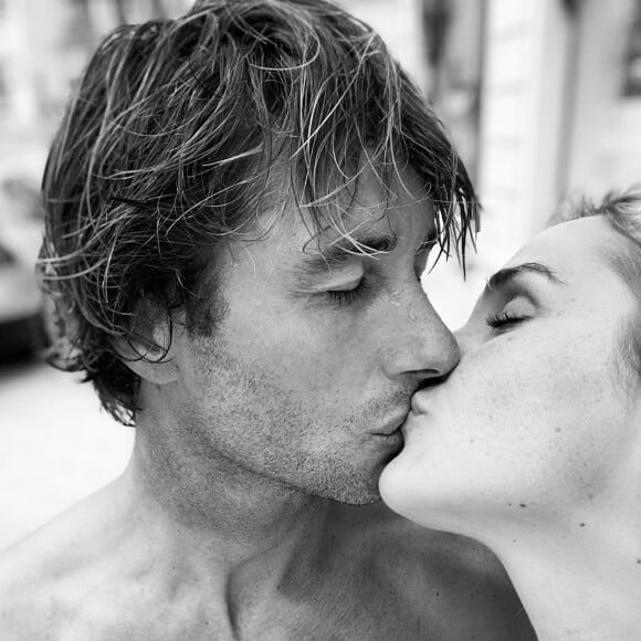 Camille Lou en couple avec Romain Laulhe, ancien sportif professionnel désormais prof de surf.