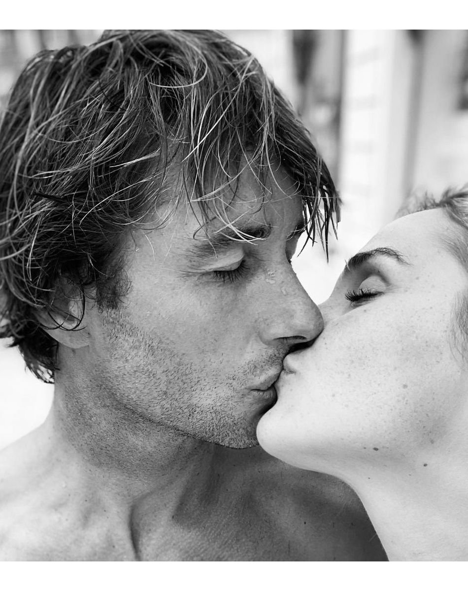 Camille Lou en couple avec Romain Laulhe, ancien sportif professionnel désormais prof de surf.