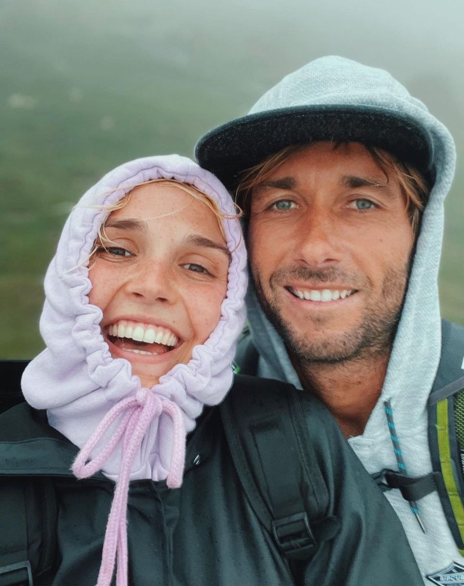 Camille Lou en couple avec Romain Laulhe, ancien sportif professionnel désormais prof de surf.
