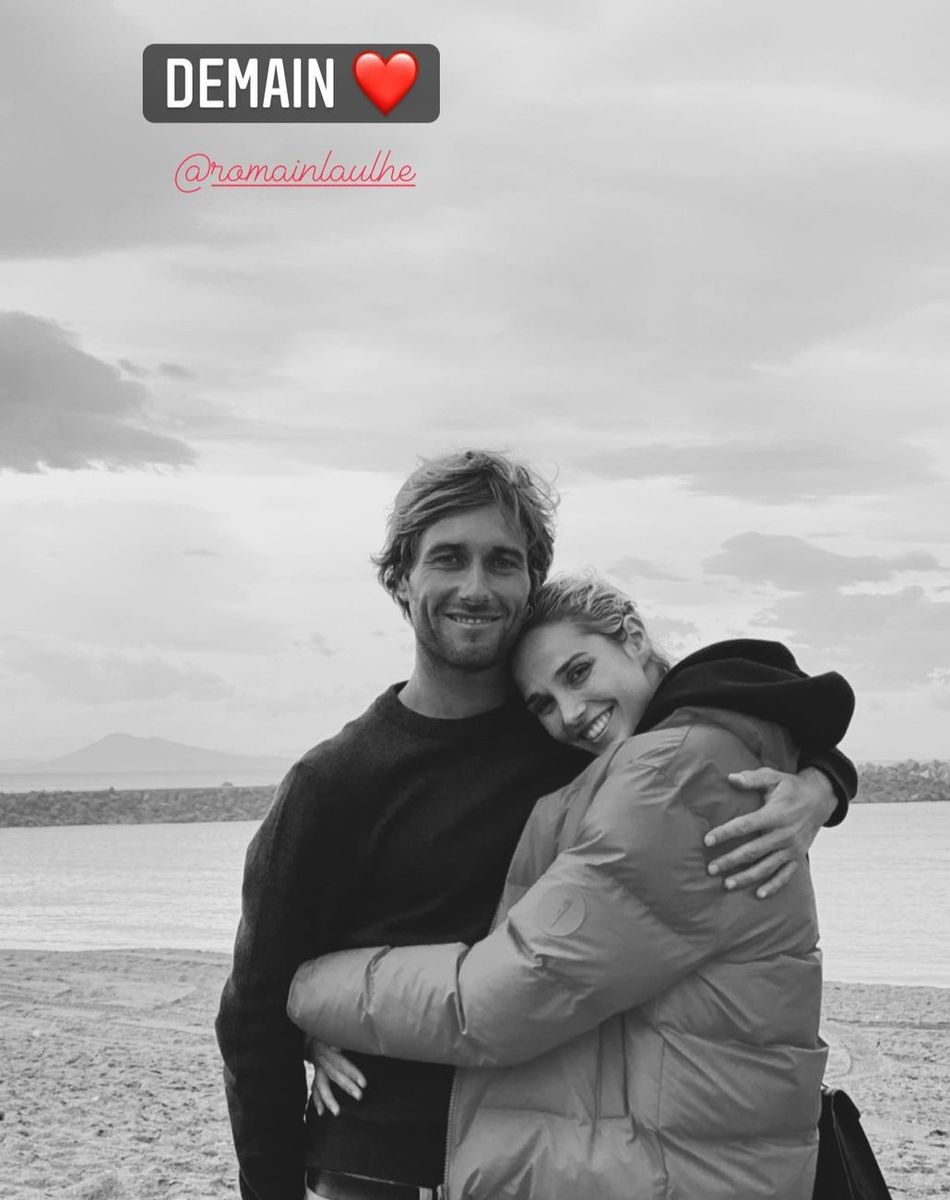 Camille Lou en couple avec Romain Laulhe, ancien sportif professionnel désormais prof de surf.