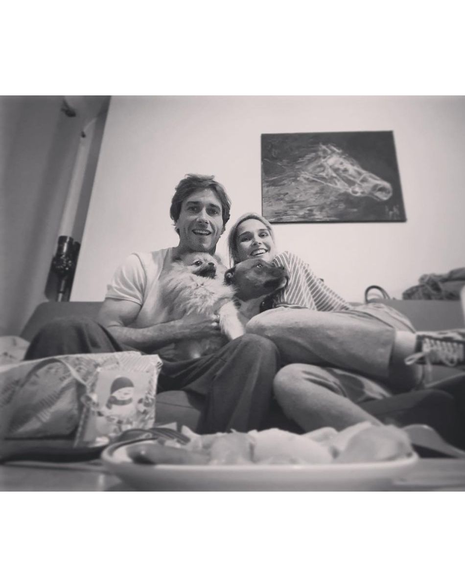 Camille Lou en couple avec Romain Laulhe, ancien sportif professionnel désormais prof de surf.