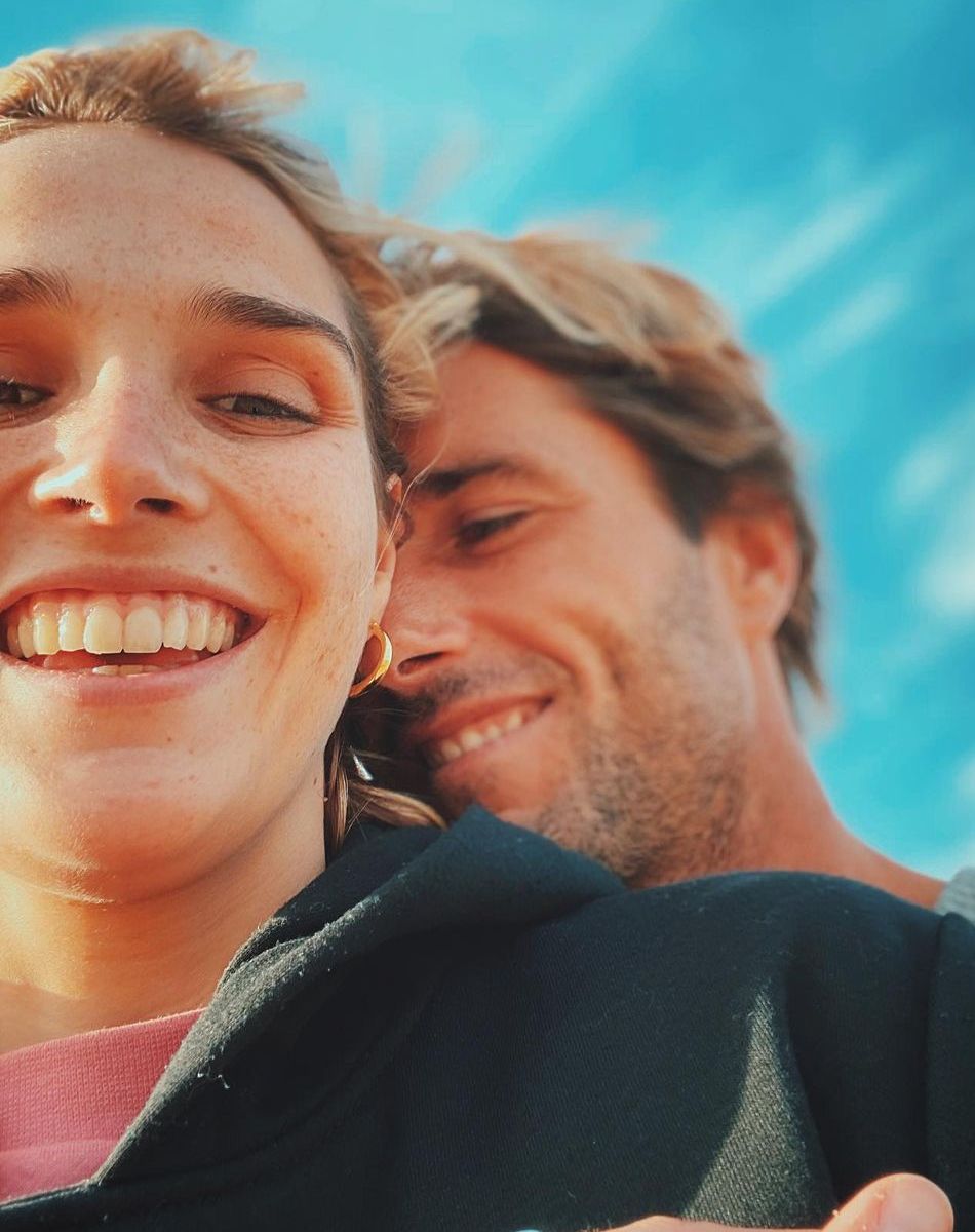 Camille Lou en couple avec Romain Laulhe, ancien sportif professionnel désormais prof de surf.