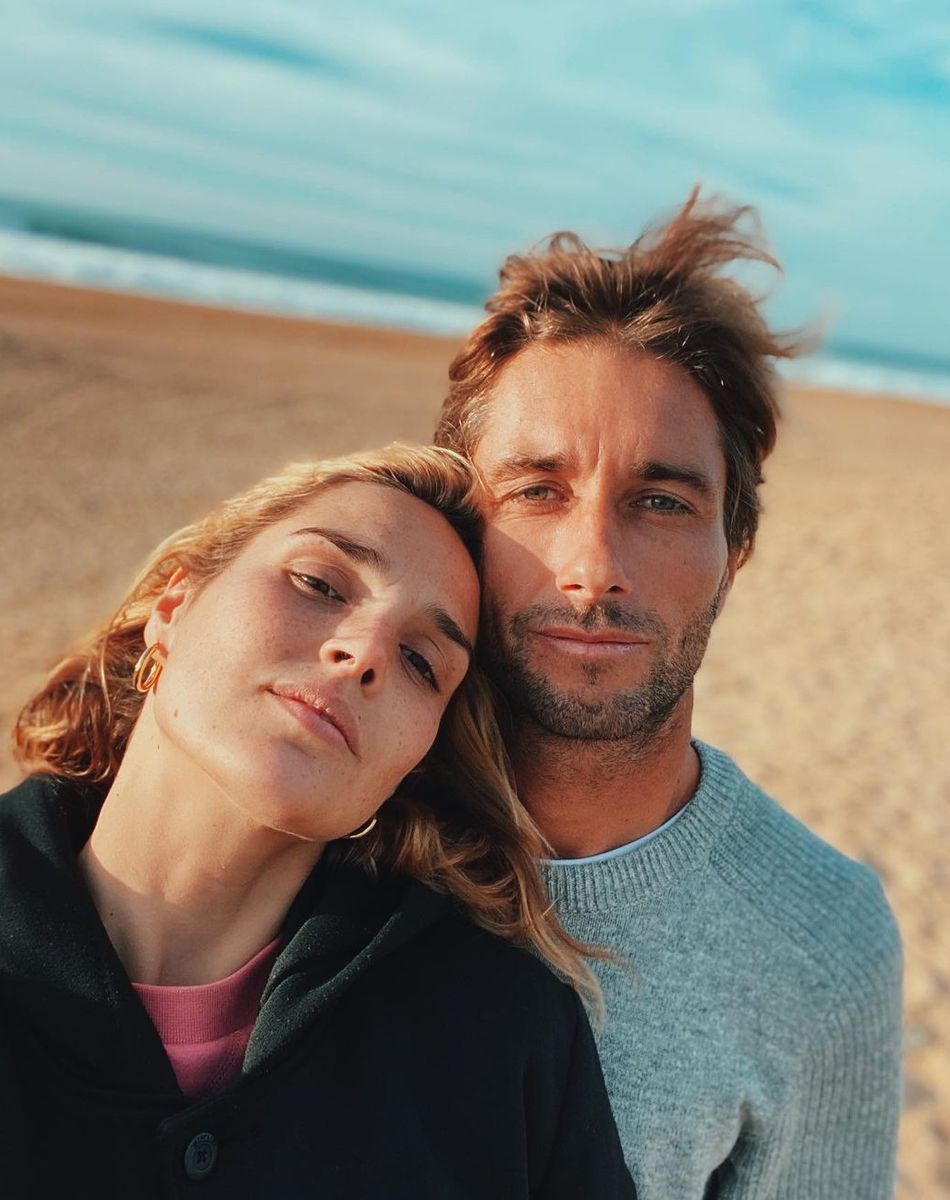 Camille Lou en couple avec Romain Laulhe, ancien sportif professionnel désormais prof de surf.