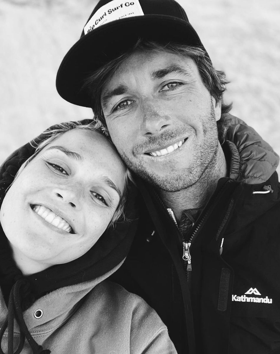 Camille Lou en couple avec Romain Laulhe, ancien sportif professionnel désormais prof de surf.